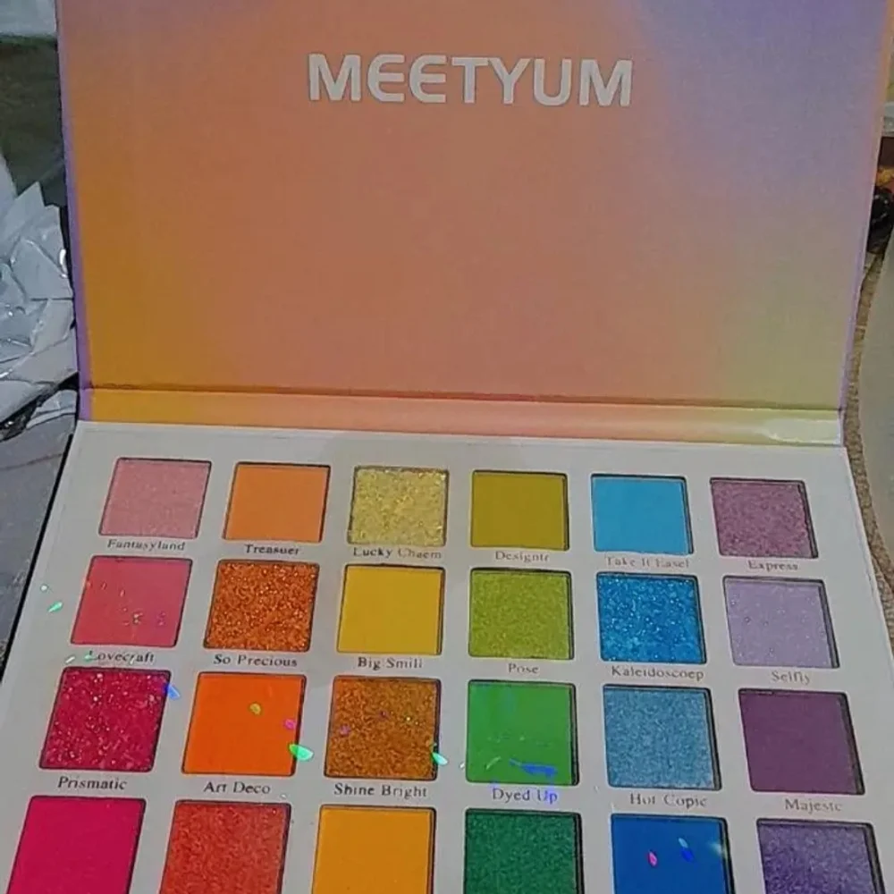 Large Eyeshadow Palette with Brushes - Vibrant Multi-Color - Picture 5 of 7